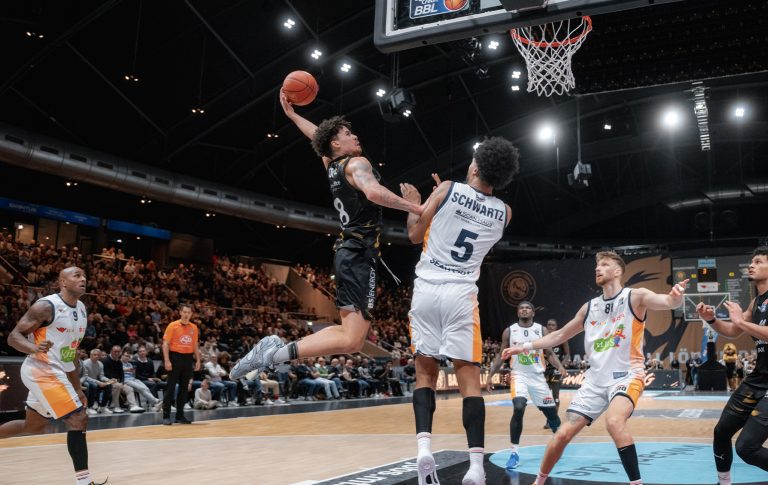 Löwen feiern deutlichen ersten BBL-Sieg!