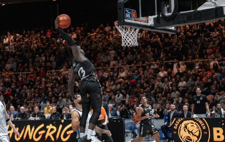 Start-Ziel-Sieg beim Comeback von Josh Hawley