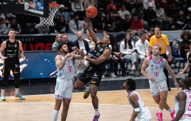 Löwen gehen mit sechstem Heimsieg in Folge in FIBA-Pause